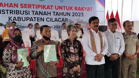 Menteri ATR BPN Hadi Tjahjanto Serahkan 288 Sertifikat Redistribusi