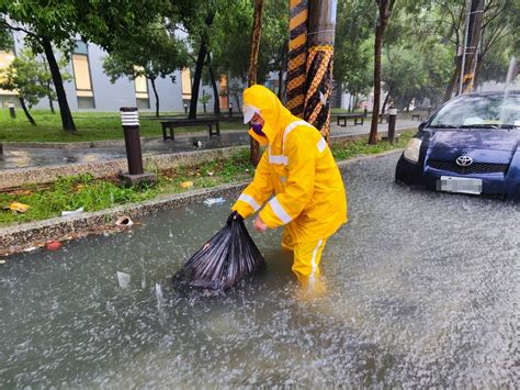 影／台版鄱陽湖！員林下暴雨幾乎全泡在水裡 救生艇緊急散撤離民眾