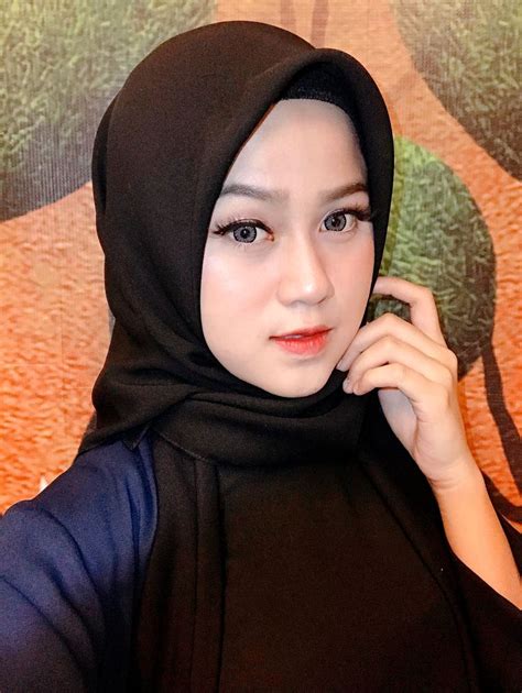 Pin oleh リスキ バグス セティアワン セティアワン di Jilbab cantik Jilbab cantik Kecantikan