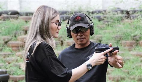 Gaya Hilda Vitria Mantan Istri Kriss Hatta Yang Sangar Saat Latihan