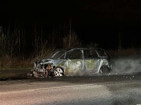 Vej spærret i begge retninger Bil i voldsom brand