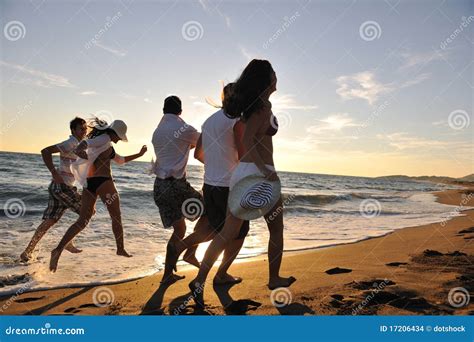 Os Povos Agrupam O Corredor Na Praia Foto De Stock Imagem De Recuo