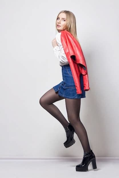 Belle Femme Blonde Sexy En Chemise Et Jupe Photo Premium