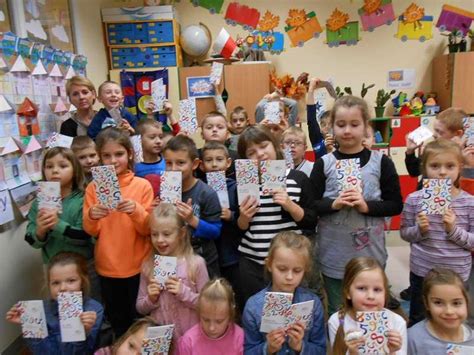 Uczniowie klas pierwszych otrzymali książeczki SKO Szkolne Blogi