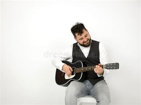 El Hombre Con El Pelo Negro Y La Barba Que Juegan Y Que Cantan Con La