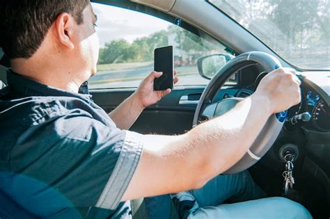 Pessoa Segurando O Celular E A Outra M O O Volante Homem Usando O