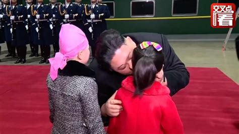 金正恩返回朝鲜受到隆重迎接 亲吻献花小女孩 时政 国际时政 好看视频