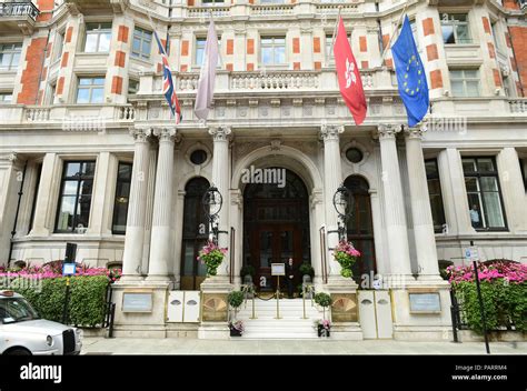 The Mandarin Oriental Hotel in London Stock Photo - Alamy