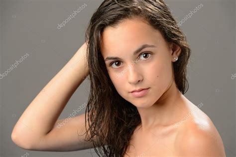 Adolescente chica con el pelo mojado fotografía de stock