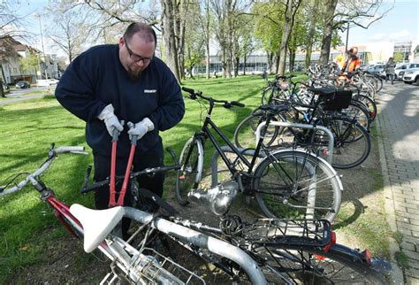 Herrenlose Fahrräder werden am Bahnhof eingesammelt