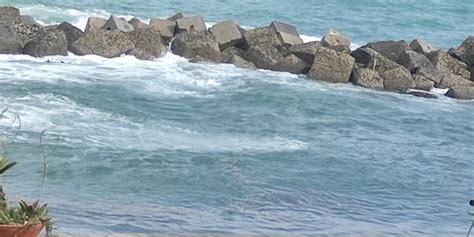 Mare Sporco A Pizzo Bagnanti Indignati E Balneari In Ginocchio