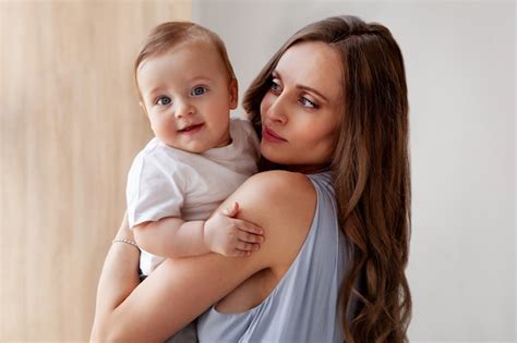 Retrato feliz hermosa familia caucásica atractiva madre ama a su hijo