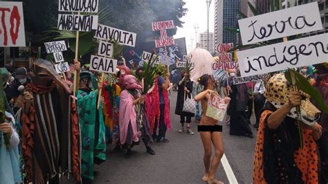 Protesto Contra Bolsonaro Em Sp Tem Manifestante Nua Em Defesa Do Meio