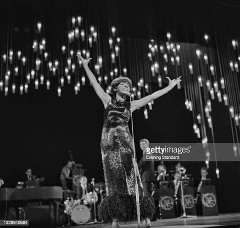 Shirley Bassey Stock Fotos Und Bilder Getty Images