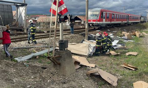 Accident Feroviar Ntre Un Autocamion I Un Tren Regio N Apropiere De