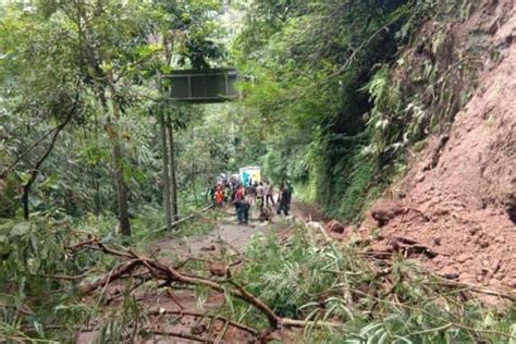 Longsor Maribaya Menutup Akses Jalan Menuju Kawasan Wisata The Lodge