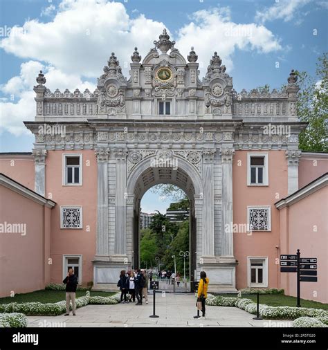 Estambul Turqu A De Mayo De Entrada Del Palacio Dolmabahce