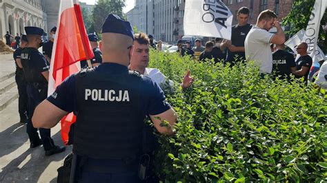 Blokada Ministerstwa Rolnictwa Rolnicy Z Agrounii Protestuj W Warszawie