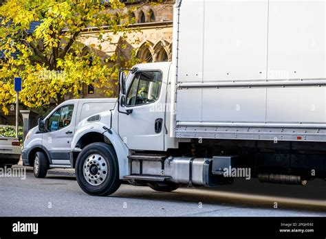 Industrial Middle Rig Day Cab Semi Truck Tractor With Box Trailer And Cargo Mini Van Make