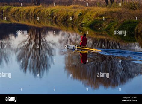 Piraguista En El Rio Stock Photo Alamy