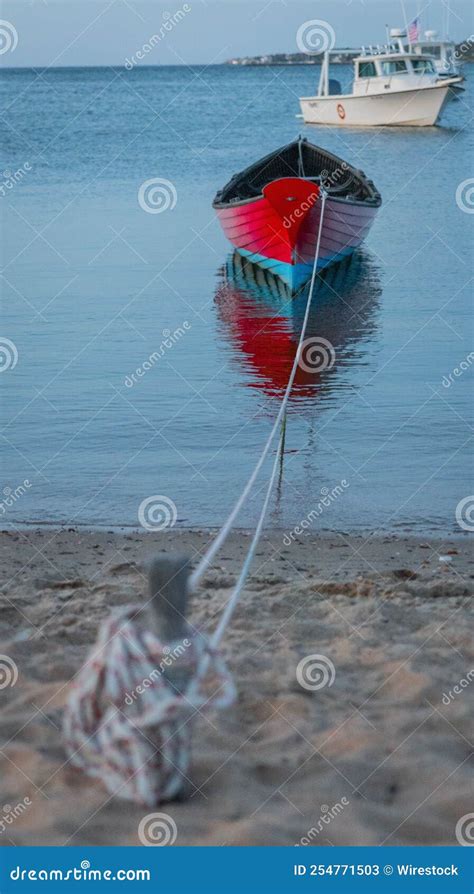 Disparo Vertical De Un Bote En Fila Sentado Frente A Una Playa En Un