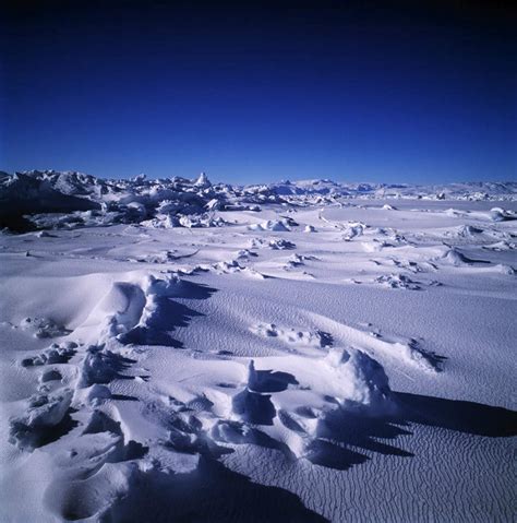 无人竖图俯视室外白天旅游度假石头美景雪大雪丹麦欧洲一堆阴影堆叠堆积光线石子影子积雪景观雪景冬季