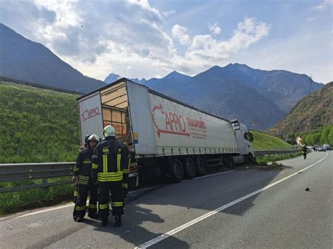 Verr S Incidente Sulla S S Scontro Tra Auto E Tir