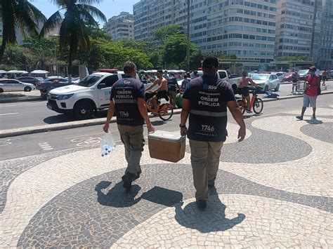 Seop E Guarda Municipal Conduzem Pessoas Para A Delegacia Durante O