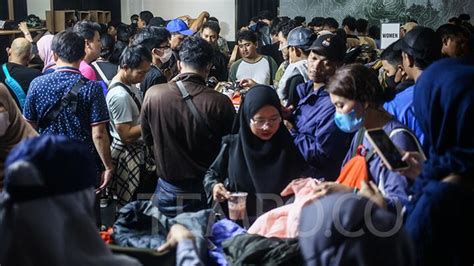 Antusias Pengunjung Berbelanja Di Indonesia Outdoor Festival Indofest