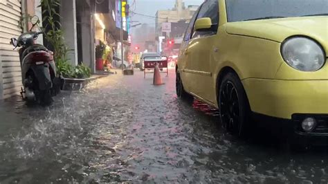 大雷雨狂炸措手不及 北港鎮馬路變小河！居民拿掃把迎戰｜四季線上4gtv