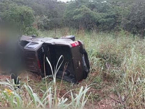 Mulher morre e passageira fica ferida após veículo sair da pista e