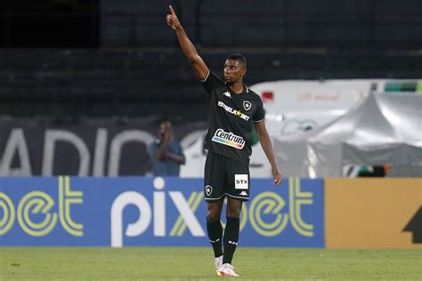 Kanu comemora primeiro gol como profissional em vitória do Botafogo