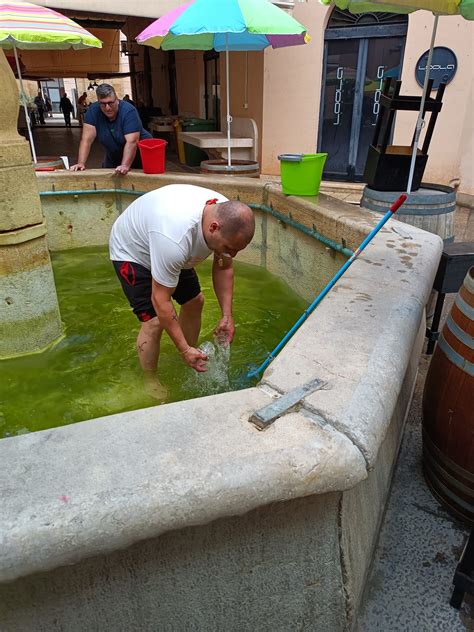 Marsala Il Comune Non Pulisce La Fontana Dell Antico Mercato Ci Pensa