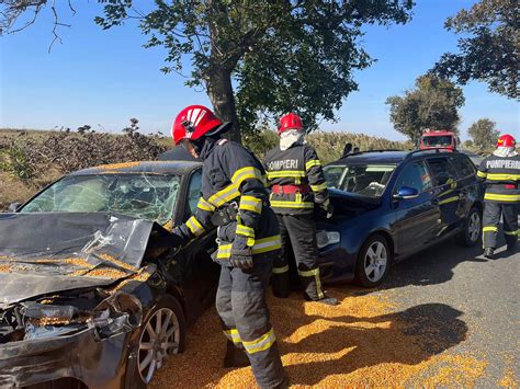 Accident rutier între o autoutilitară cu porumb și două autoturisme în