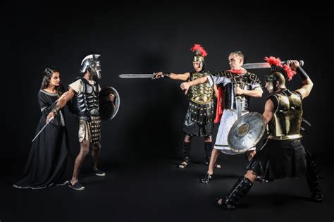 Spectacle De Gladiateur Combats Aux Glaives En Acier Sur Sc Ne