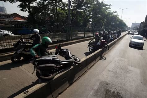 Lihat Ada Polisi Pelanggar Putar Balik Hingga Angkat Sepeda Motor