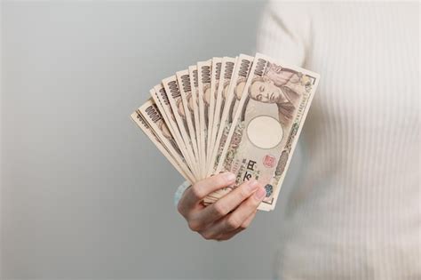 Mano De Mujer Sosteniendo La Pila De Billetes De Yen Japon S Dinero De