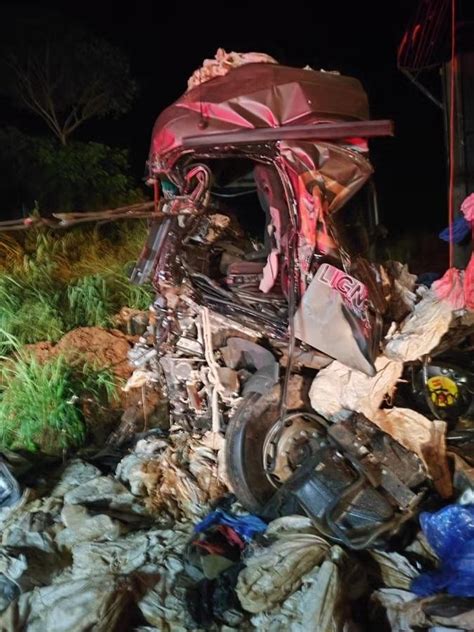 Motorista sofre múltiplas fraturas após batida entre duas carretas na