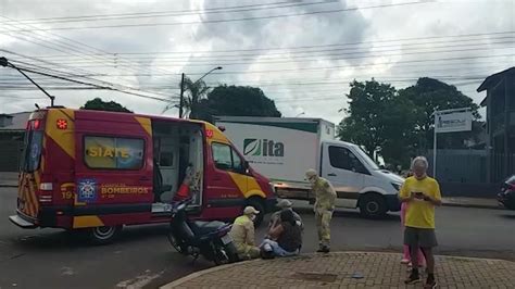 Motociclista é socorrida pelo Siate vítima de acidente de trânsito na