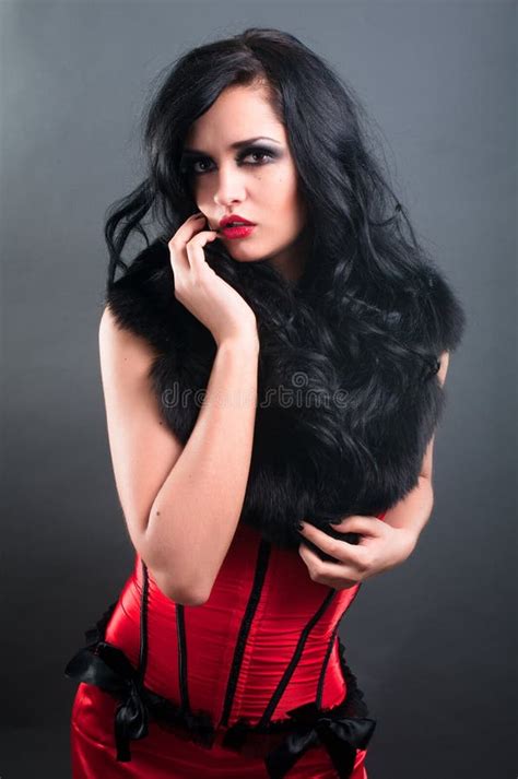 Brunette Sexy Na Pele Vermelha Do Espartilho E No Cabelo Longo Em S Foto De Stock Imagem De