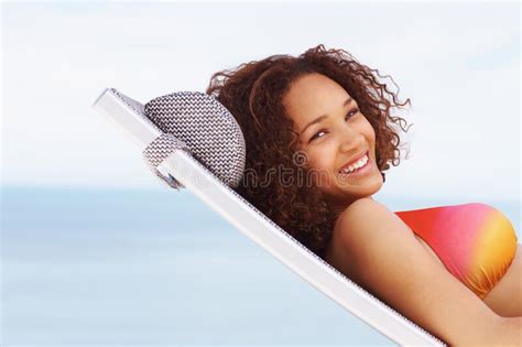 Libertad Feliz Y Sonrisa De Una Mujer Negra Relajarse Y Descansar En Una Playa Con Bikini En