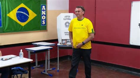 Vídeo Jair Bolsonaro vota no Rio de Janeiro Eleições 2022 G1