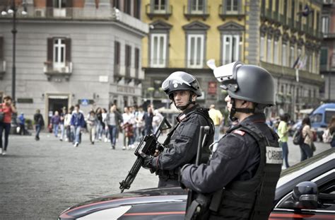 Carabinieri Antiterrorismo Cambio Turno In Piazza Plebiscito La