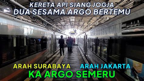 PERTEMUAN LANGKA SESAMA KERETA ARGO Kereta Api Siang Di Stasiun