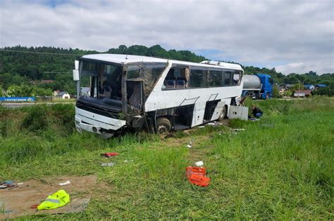 Wypadek autokaru w Roztoce Cztery osoby trafiły do szpitala RMF 24