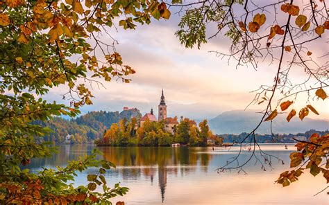 Kościół na wyspie Blejski Otok na Jeziorze Bled