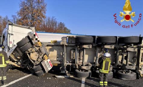 Camion Si Ribalta Sulla Statale Autista Ferito Traffico In Tilt