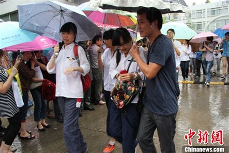 宁波高考首日大雨 家长雨中守候孩子组图 搜狐新闻