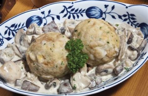 Pilz-Rezept: Einfache Semmelknödel mit Pilz-Sauce