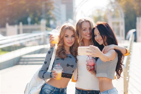 Repos De Trois Beau Filles Sur La Rue Belles Filles Heureuses Dans Des